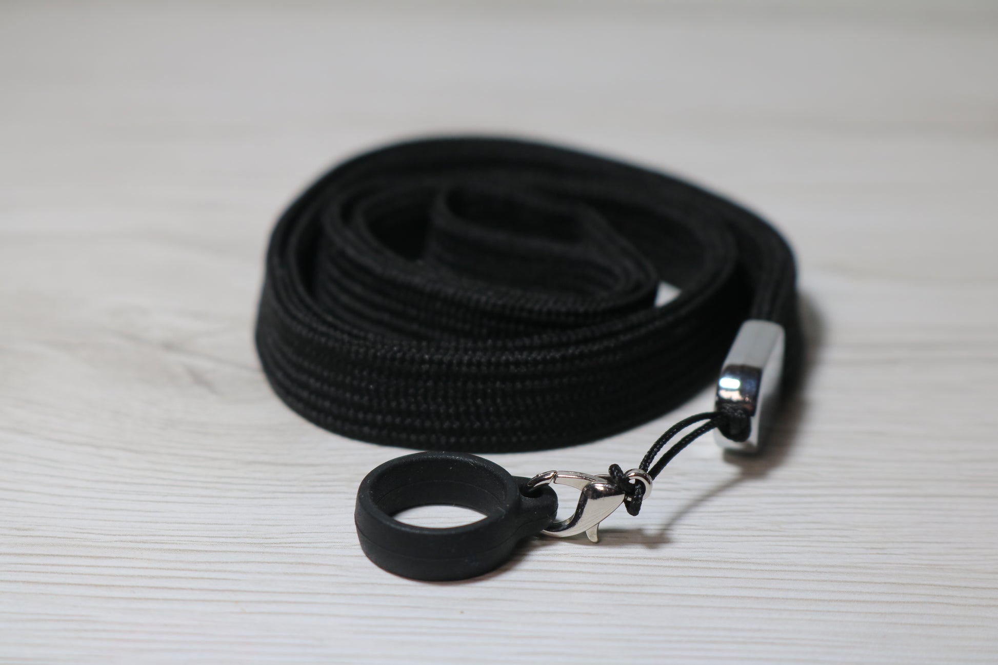 Anello in silicone con laccetto – Accessorio porta sigaretta elettronica con cordino, pratico e sicuro
